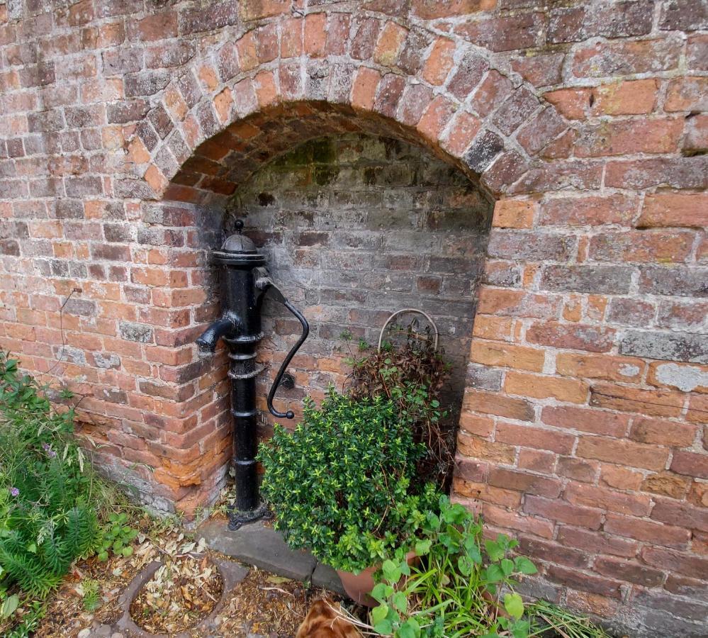 Saughall Mill Farm Cottage Chester Exterior foto