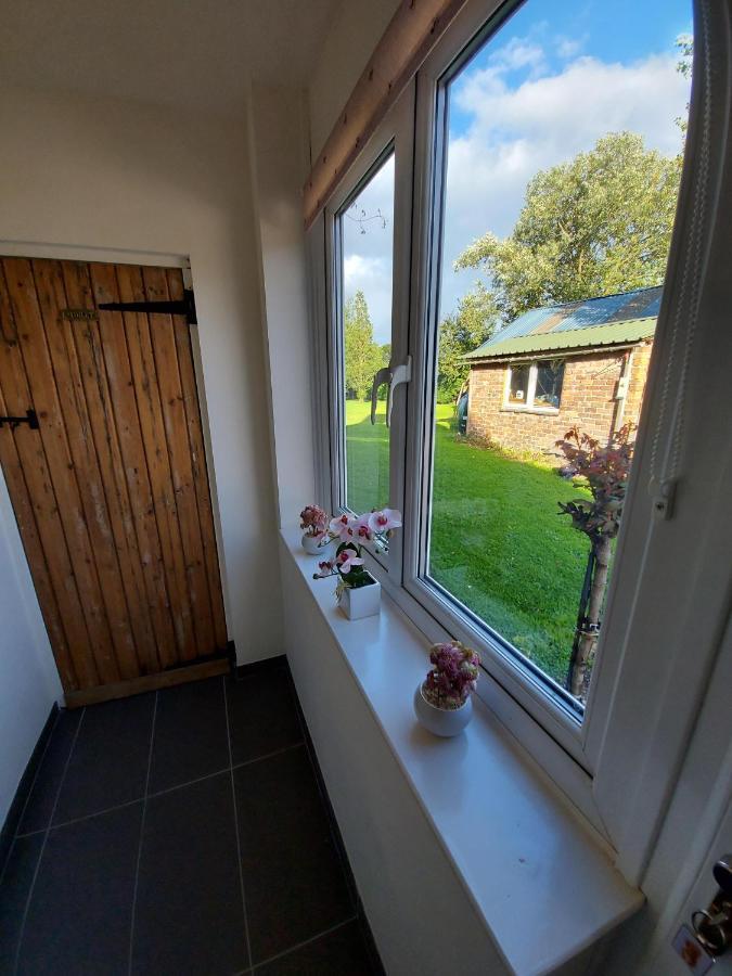 Saughall Mill Farm Cottage Chester Exterior foto